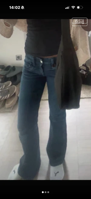 Mörkblåa jeans från Gina tricot  - Bra skick ifrån Gina Young. I storlek 158