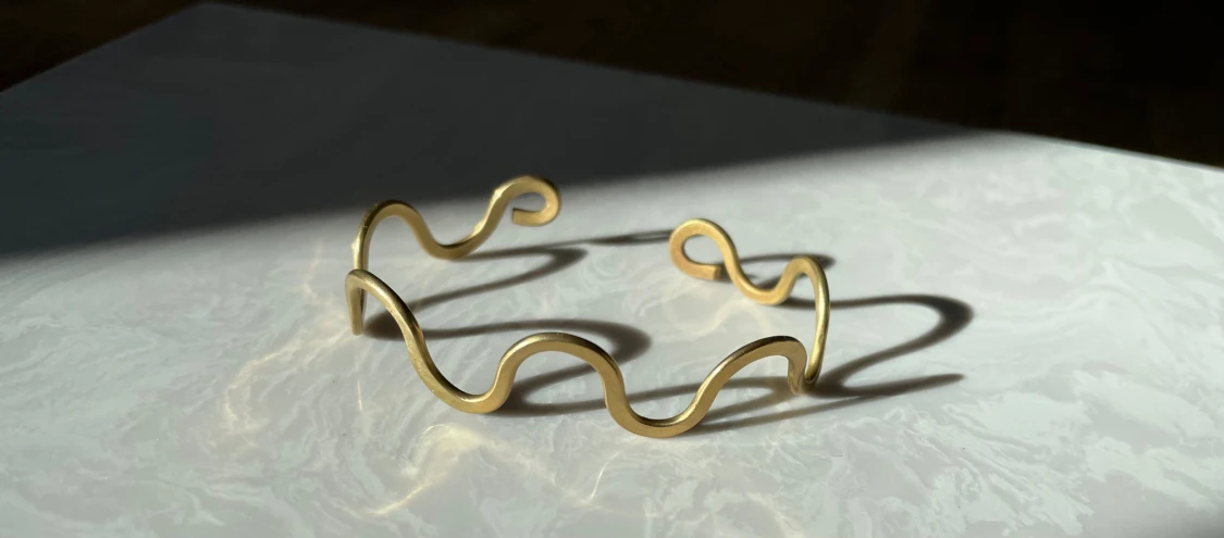 Vågigt guldarmband i aluminium  - 2