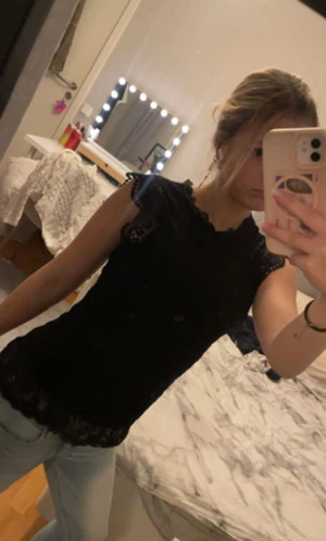 Svart spetstopp - Ursnygg svart spetstopp!! Passar bra till allt!