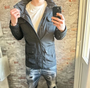 Riley Field Jacket - Mycket fint skick, inga defekter. Storlek 50/M passar dig som är mellan 180-185cm ungefär. Nypris ca 1500kr. Modellen är 185 cm, 79 kg. Passar bra nu till vintern då den är fodrad. Skriv för mer information!🤝