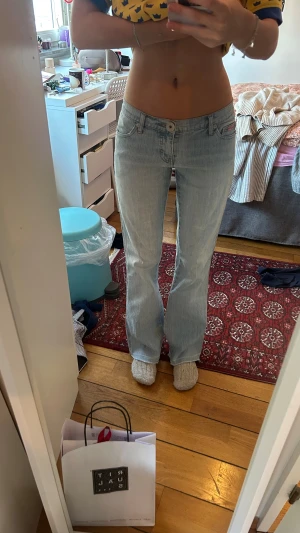  ljusblå bootcut jeans - Säljer ett par ljusblå jeans med bootcut passform och låg midja. Är i storlek 27/34! Jag är 164 och längden är bra för mig 😊😊