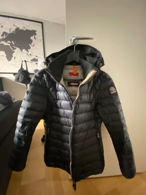 Parajumper jacka L - Skick 8/10 inga defekter men inte sprillans ny. Perfekt tjocklek inte för tjock men ändå varm. Kan gå ner i pris vid snabb affär. Storlek L mvh🙂
