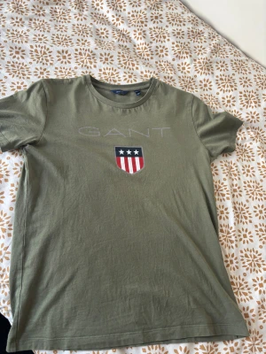 Gant tröja - Säljer denna gant tröjan för att det inte passar mig längre och använt den ett par gånger. Men skicken är absolut i nytt skick inga skador eller hål