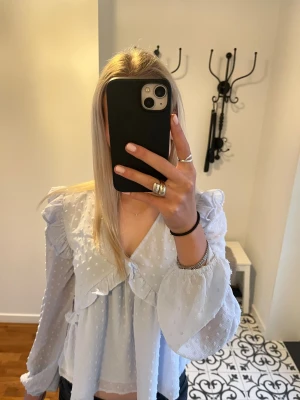 Blus med volanger  - Jätte gullig ljusblå blus med små volanger i sömmarna har också fint mönster 🩵