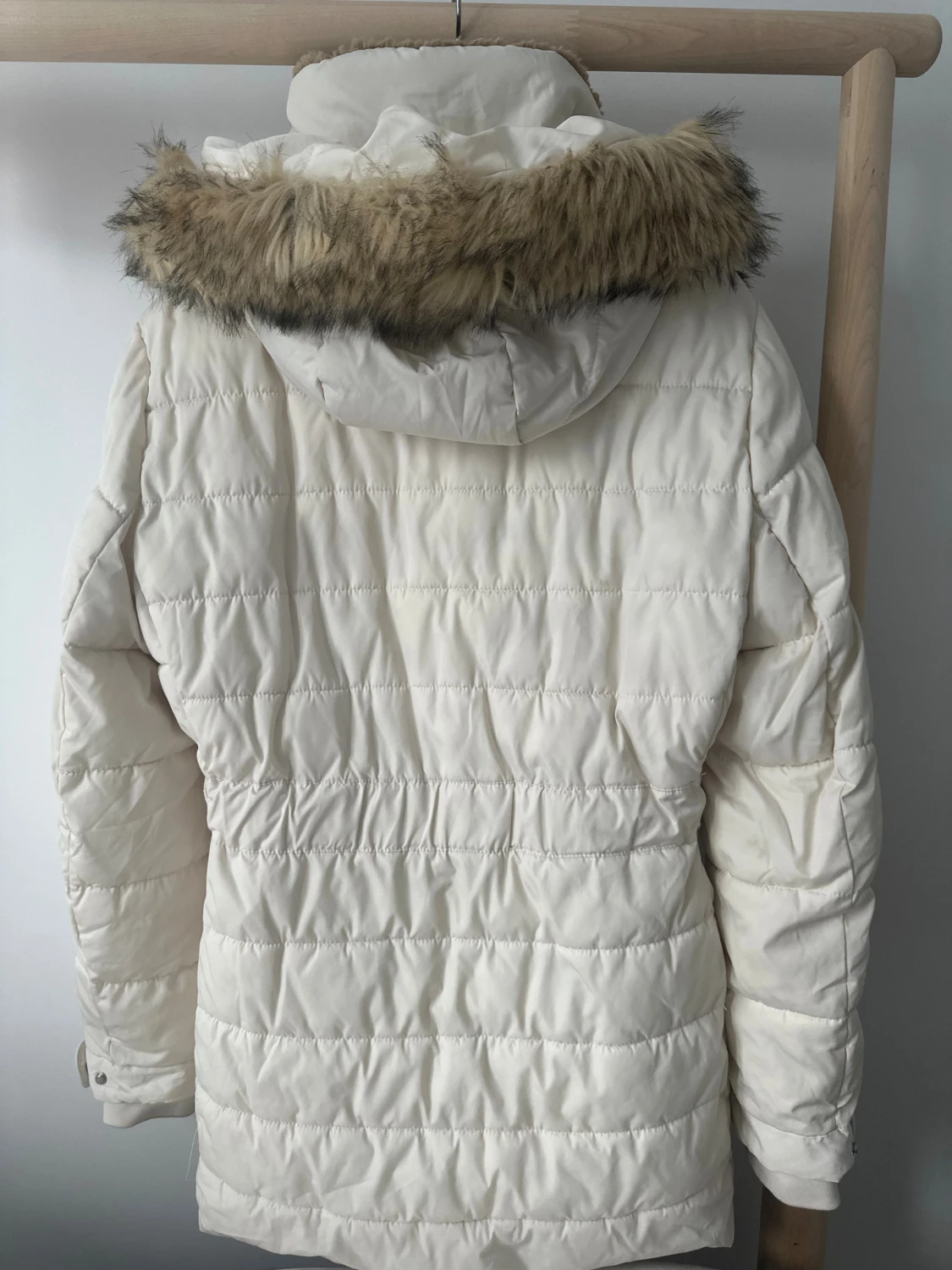 Vit pufferjacka med fuskpäls från Zara - 1