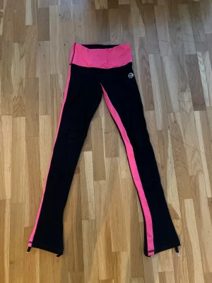Thuono byxor rosa svart konståkning  - Super sköna och snygga konståknings byxor från Thuono som är perfekta till vintern då de är smått fodrade. ”De är små i storleken skulle säga storlk S ” Säljer pga inte passar längre. ( Köpte de helt nya från K-skate ) NYPRIS 900kr✨⛸️ obs går ej att knäppa under skridskorna 