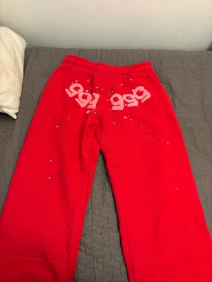 Sp5der Sweatpants - Storlek: M Helt nya, aldrig använt dem förut köpte dem nyss. Råkade beställa fel storlek för jag är egentligen S🙏 Startpris: 370kr