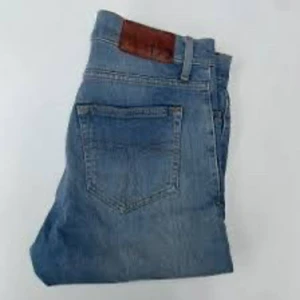 Säljer dessa riktigt feta tiger of Sweden jeans i bra skick  - Snygga klassiska blå jeans från tiger of Sweden  med rak passform och fem fickor. Jeansen har en brun läderpatch bak i midjan och är tillverkade i slitstarkt denim. Perfekta för dig som gillar tidlös stil och vill ha ett par jeans som funkar till allt.