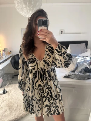 Svartvit klänning från H&M - Populär klänning från H&M med svart och vitt abstrakt mönster. Storlek M men passar S, aldrig använd! 🖤 