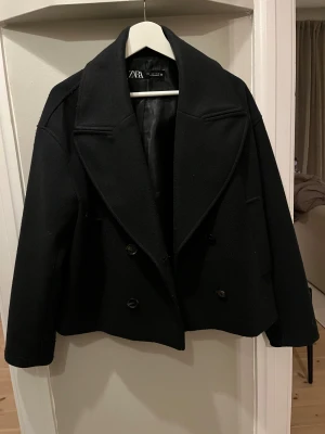 Marinblå Zara kappa  - Jättefin marinblå kort kappa från Zara. Bra skick!