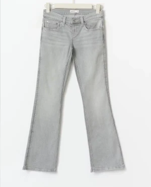 Lågmidjade jeans - Supersnygga gråa lågmidjade jeans! Aldrig använda då de är lite för små för mig. (Originalpris - 499kr)