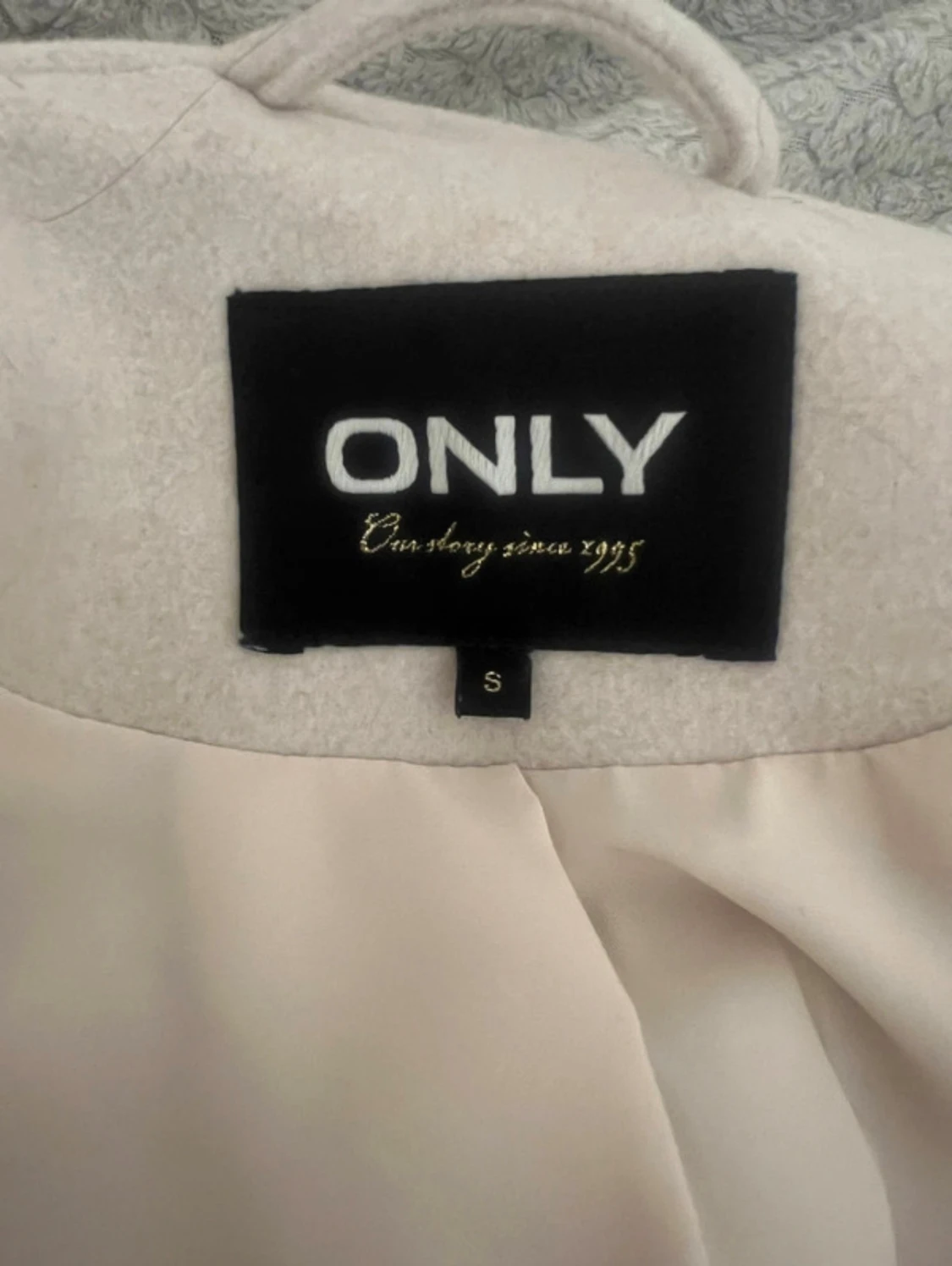 Beige kappa från ONLY med bälte - 4