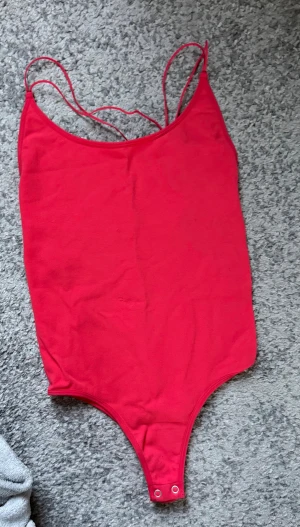 Röd body med öppen rygg - Röd body med öppen rygg