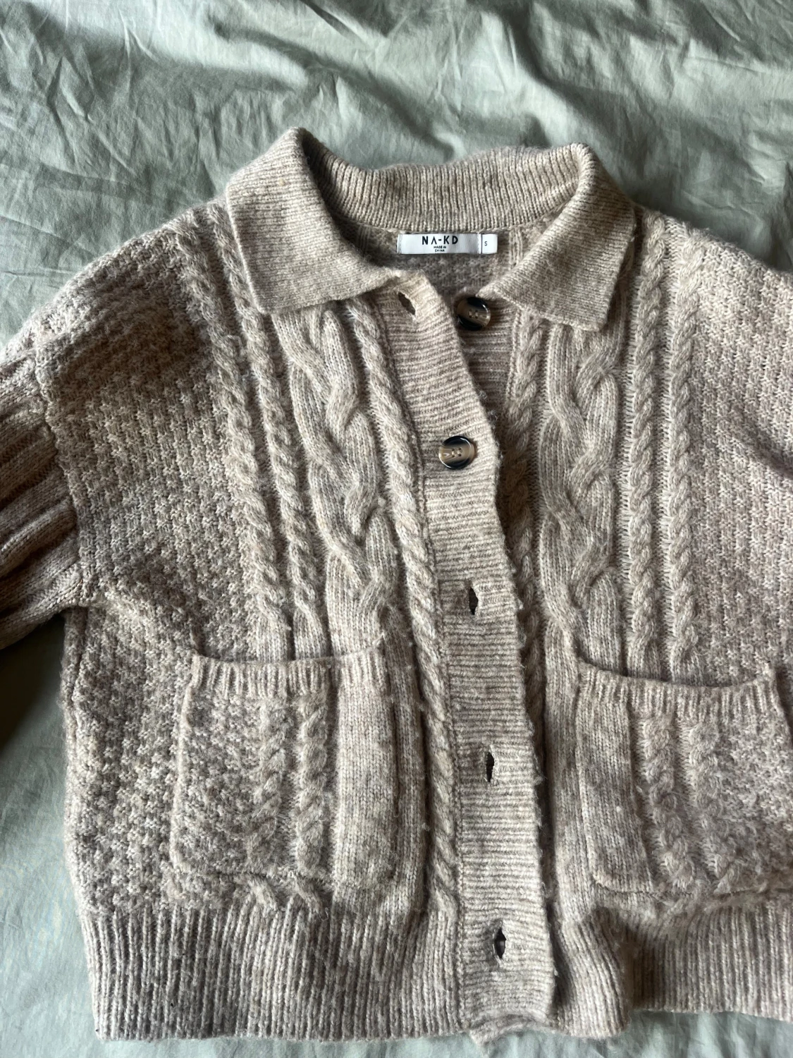 Beige stickad kofta från NA-KD - 4