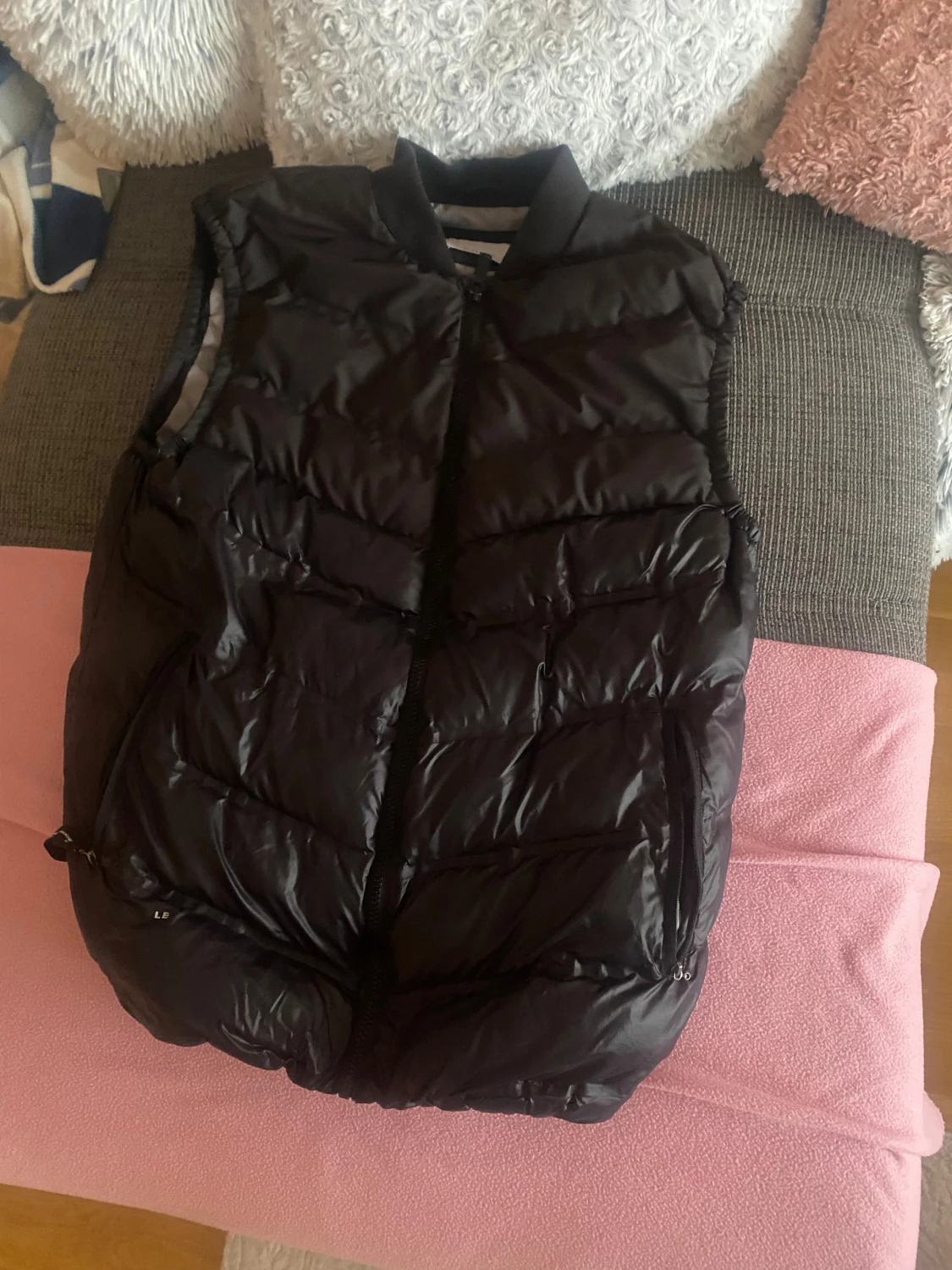 Svart dunväst med dragkedja