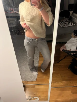 Grå bootcut jeans från LTB - Säljer ett par trendiga grå jeans från LTB valerie! Kommer tyvärr inte til använda längre och har två små fläckar. Jag är 162cm