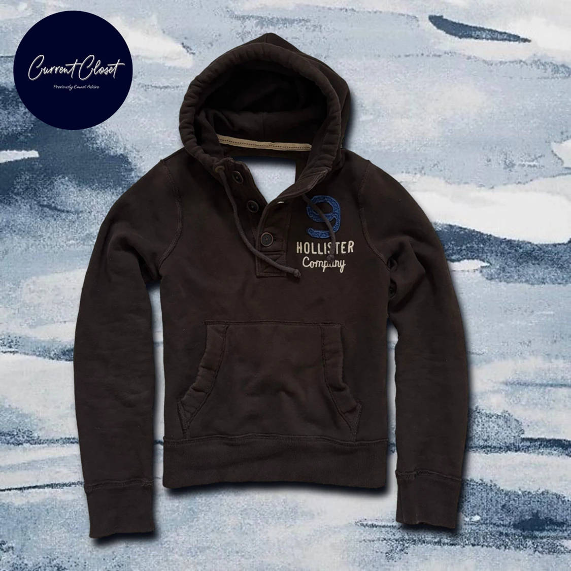 Brun hoodie från Hollister med brodyr