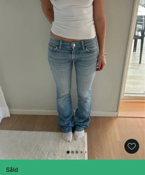 Blå jeans - Snygga ljusblå bootcut jeans från replay. Dom är köpta på vinted men säljer vidare då dom tyvärr inte passade. Köpta för 700, storlek S/36
