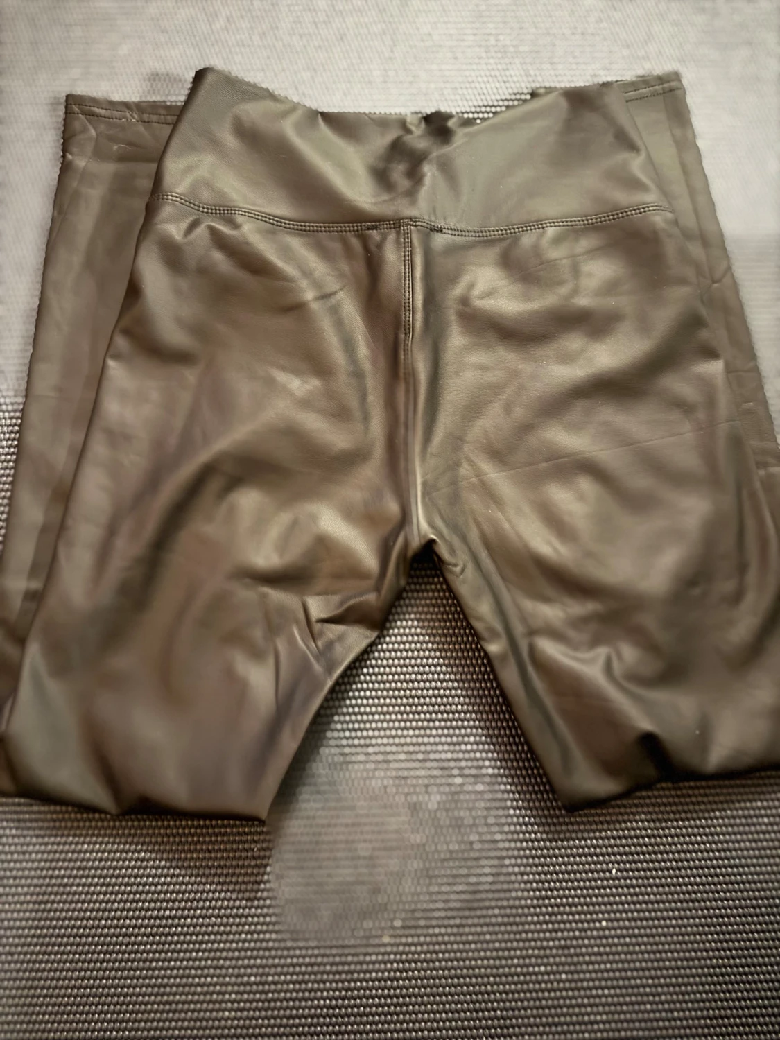 Svarta höga leggings i skinnimitation - 3