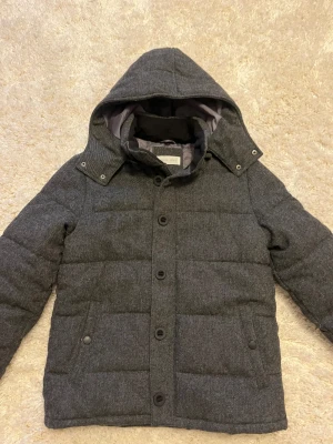 Vinterjacka PIER ONE  - Tja, säljer nu min snygga pier one jacka. Denna jacka är väldigt eftertraktad och perfekt till vintern. Den är väldigt varm. Helt ny endast testad! Hör av er vid frågor 😊 MVH