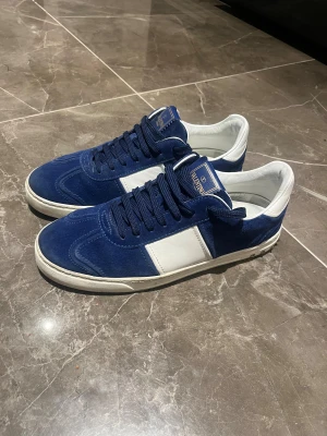 Valentino Flycrews  - Tjena, säljer ett par feta Valentino Flycrews i den populäraste färgen Royal Blue. Den har används ettt par gånger men är annars i nyskick utan defekter. Alla nitar är kvar och det är lite heeldrag. Dessa skor är otroligt exclusiva då de inte tillverkas längre och det är de ända paret i storlek 41 i detta skick! Hör av er vid frågor eller funderingar. 