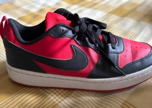 Sneakers Nike Court Borough Low, strlk 40 - Säljer ett par Nike sneakers  i nyskick! Perfekt för vardagsbruk eller sportaktiviteter.