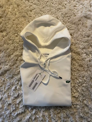 NY Lacoste Hoodie - Helt ny fräsch & snygg Lacoste hoodie - Skick: 10/10 - Storlek: Passar M/L - Mitt pris: 449kr - DM vid frågor & funderingar! Byten tas emot.