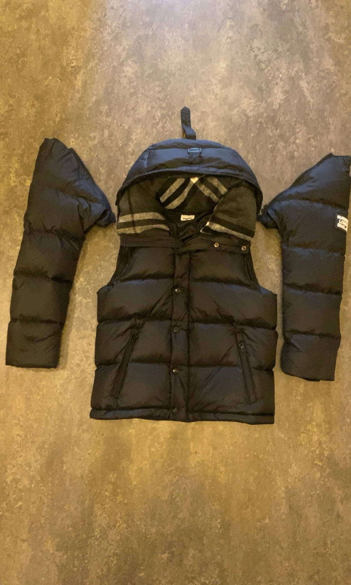 Svart dunjacka från Burberry med avtagbara ärmar - 2