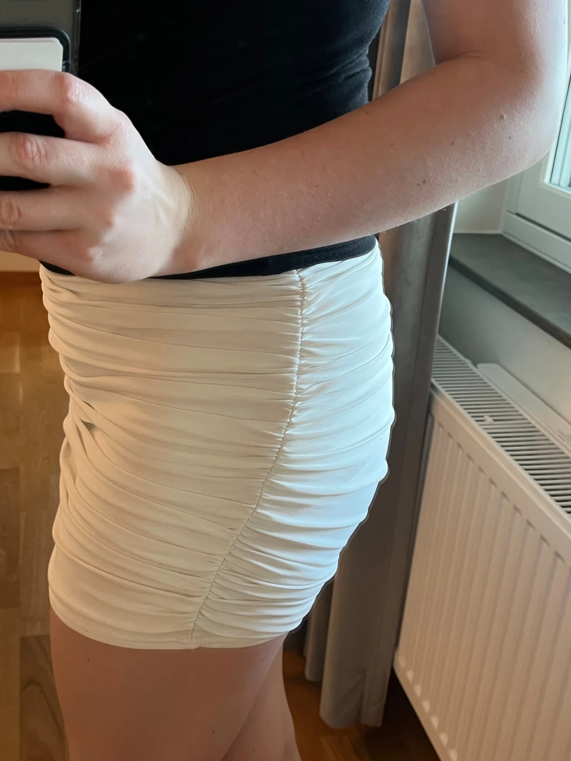 Vit tight kortkjol med rynkade detaljer - 1