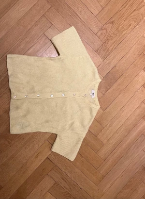 Stickad T-shirt💛 - Supermysig ljusgul stickad kofta från Gina Tricot i ullblandning! 🐝🐝🐝