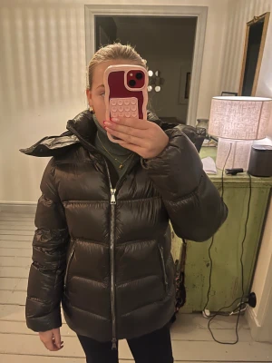 Grön massimodutti jacka  - Grön massimodutti jacka i storlek xs som ny endast lite smink på insidan av kragen säljer för de pris som står!