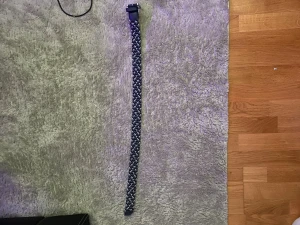 Blått och grått flätat bälte Onewear - Snyggt flätat bälte från Onewear Sweden i svart och grått. Bältet har en klassisk metallspänne och detaljer i skinn vid ändarna. Perfekt för att ge din outfit en cool touch. Passar både jeans och chinos.