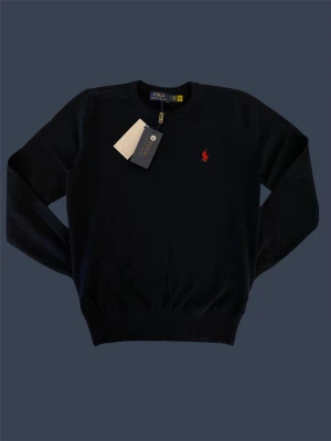 4 stSvart och grå och blå x2 tröja från Polo Ralph Lauren - Klassisk långärmad tröja från Polo Ralph Lauren i svart och grått. Tröjan har rund hals, ribbade muddar och den ikoniska broderade loggan på bröstet. Tillverkad i mjuk bomull, perfekt för dig som gillar stilren och enkel design. 4 st tröjor. Alla är i s förutom en om är i xl.