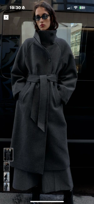 Grå kappa från Zara storlek 34 - Populär skutsåld kappa från Zara. Helt ny med prislappen kvar. 