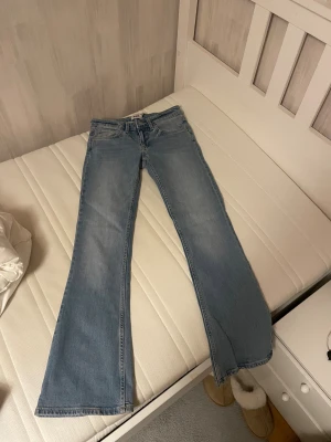 Bootcut ljusblå jeans från 157 - Aldrig använt dem,då dem är för stora💕Snygga ljusblå bootcut jeans från 157 med klassisk femficksdesign och normal passform. Jeansen har en rak midja och är tillverkade i mjukt denimtyg som ger en chill vibe. Perfekt för dig som gillar retro och relaxed stil.