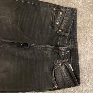 Weekday Low straight arrow  - Säljer dessa slutsålda snygga låg midjade ”straight arrow” jeans från weekday. De är i färgen noir black. Säljer då de tyvärr är för små för mig.