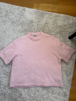 Ljusrosa stickad tröja Gina Tricot - Superfin ljusrosa stickad tröja från Gina Tricot i storlek M. Tröjan har korta ärmar, ribbad hals och nederkant, och är gjord i ett mjukt material som känns skönt mot huden. Perfekt för dig som gillar enkel och clean stil. Den är använd väl men ändå i fint skick !💓skicka om ni har fler frågor! Köparen står för frakten 🥰