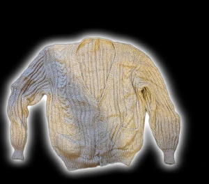 Beige stickad kofta med flätmönster - Säljer en beige stickad kofta med snygga flätmönster längs ärmar och framstycke. Koftan har v-ringning, ribbade muddar och knappar framtill samt två praktiska fickor. Perfekt för dig som gillar mysiga och trendiga plagg med lite retrovibe.