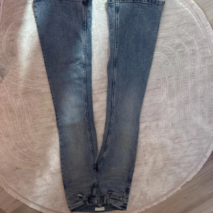 Blå jeans från Perfect Jeans, storlek 32 - Snygga blå jeans från Perfect Jeans i klassisk straight fit. Jeansen har normal passform, fem fickor och knappstängning fram. Materialet är slitstarkt denim med ljus tvätt och subtila detaljer. Perfekt för dig som gillar enkel och stilren look.