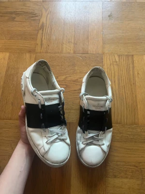 Valentino Opens - Valentino Opens! Lite heeldrag och slitningar i hälen men annars fint skick! Självklart äkta med serienummer på flärpen!👌🍾