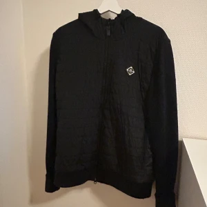 J Lindberg cardigan  - En riktig skön cardigan från j lindberg i storlek L. Perfekt att bära till vardags! 1000kr billigare vid snabb affär! Hör av dig vid minsta lilla fråga