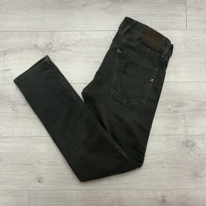 Replay anbass grå/gröna jeans  - Hej! Säljer dessa grå/gröna jeans från replay//modellen är anbbas//jeansen har inga defekter//fråga gärna! 