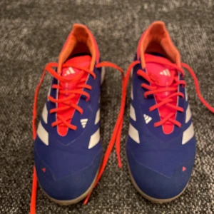 Adidas Predator inomhusskor Stl.40 - Jag säljer mina Adidas Predator inomhusskor som nu är för små , ändas använda ett fåtal gången.