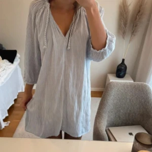 Ljusblå randig klänning  - Säljer ljusblå randig klänning🩵