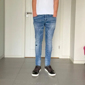 Dondup George Jeans  - Säljer nu dessa snygga Dondup George jeans med snygga slitningar i populär design, skriv för fler bilder/frågor🙌🏼