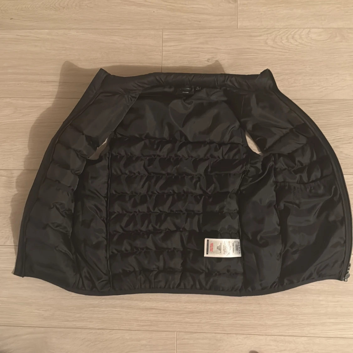 Svart dunväst från Lyle & Scott - 3