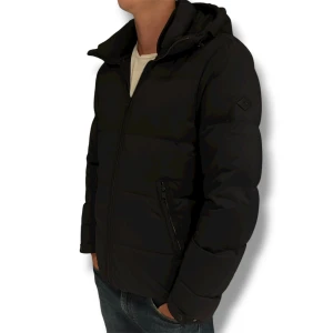 J.Lindeberg Jacka - Trendig och sällsynt J.Lindeberg Jacka | Skick 8/10 | Storlek M och färgen svart | SLUTSÅLD MODDEL, GÅR INTE ATT FÅ TAG PÅ | Hör av er för mer information/bilder! 