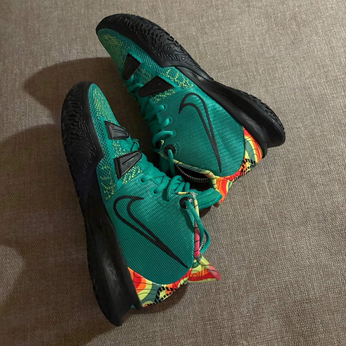 Turkosa Nike sneakers med färgglada detaljer - 1