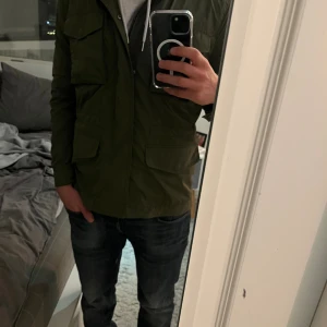Grön fieldjacka från East West - Tja, säljer en snygg fieldjacka från East west. Storlek S och i toppen skick. Skriv till mig vid minsta fundering. Mvh Marius 😁