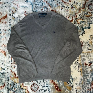 Stickad Ralph Lauren tröja - Stickad tröja från Polo Ralph Lauren i gott skick. Strl L